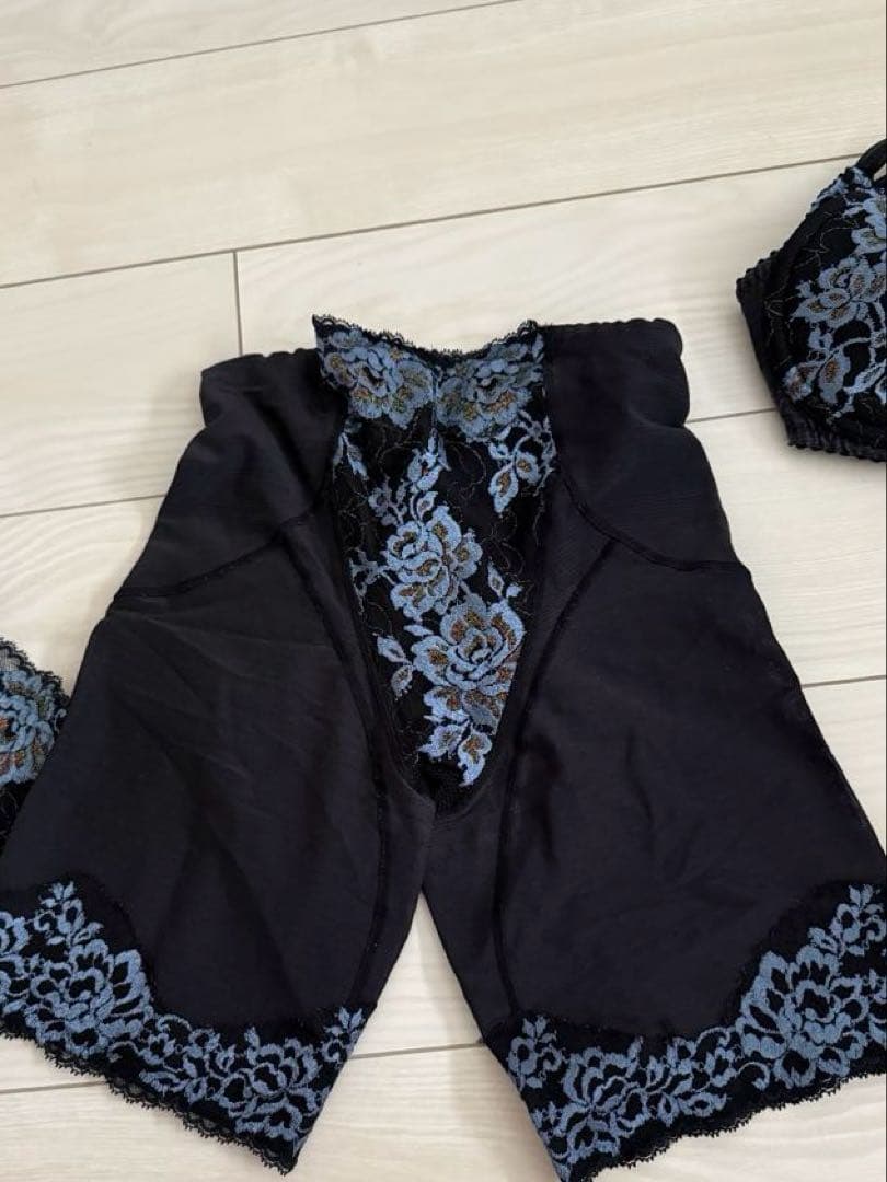 リュミエス　ノアール　Mサイズ　カップD70