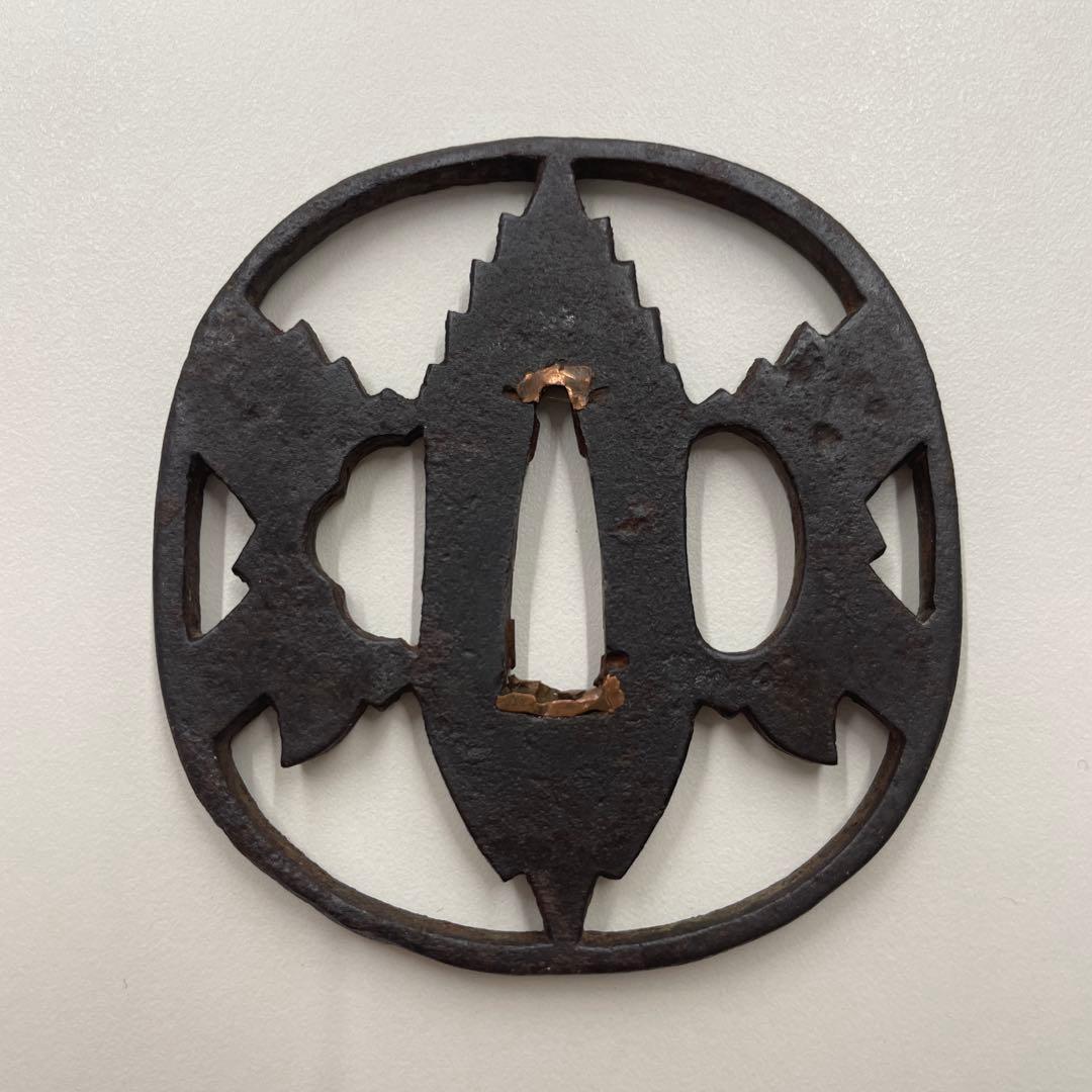 鉄製 鍔(つば) ヒイラギ図 透かし鍔 鐔