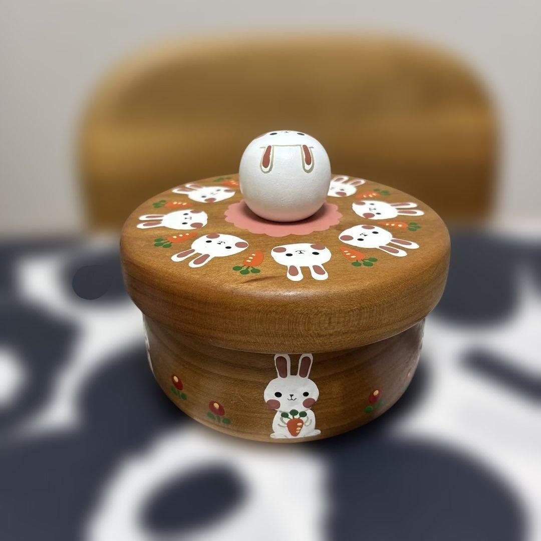 木絵雑貨 ウサギと女の子の木製小物入れ