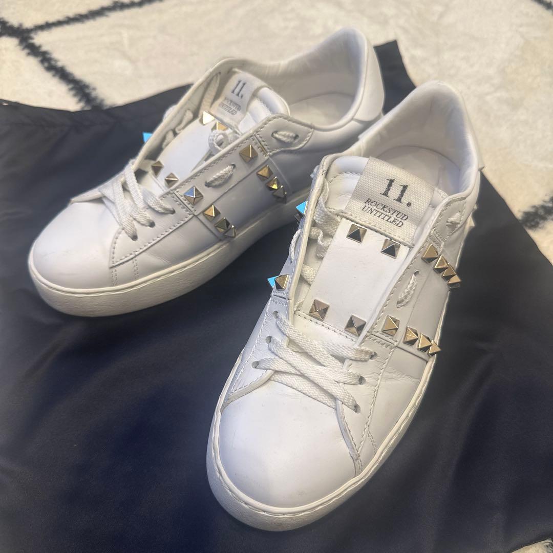 VALENTINO スタッズ ホワイトスニーカー - メルカリ