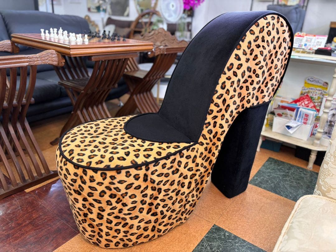 モダンヒョウ柄 ハイヒール型ソファインパクトのあるユニークな