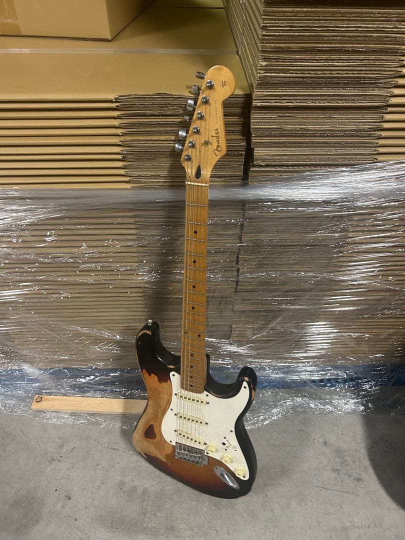 Fender Stratocaster サンバースト　本物ではないそうです？ Fender '73 Stratocaster - サンバースト / メイプル - ハイパー