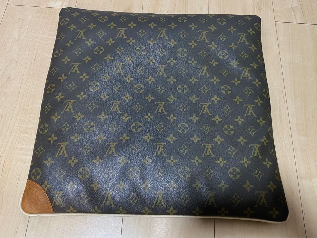 ルイ・ヴィトン モノグラム柄　クッションカバー 置くだけでお部屋が一気にお洒落♪】ルイヴィトン クッション (Louis