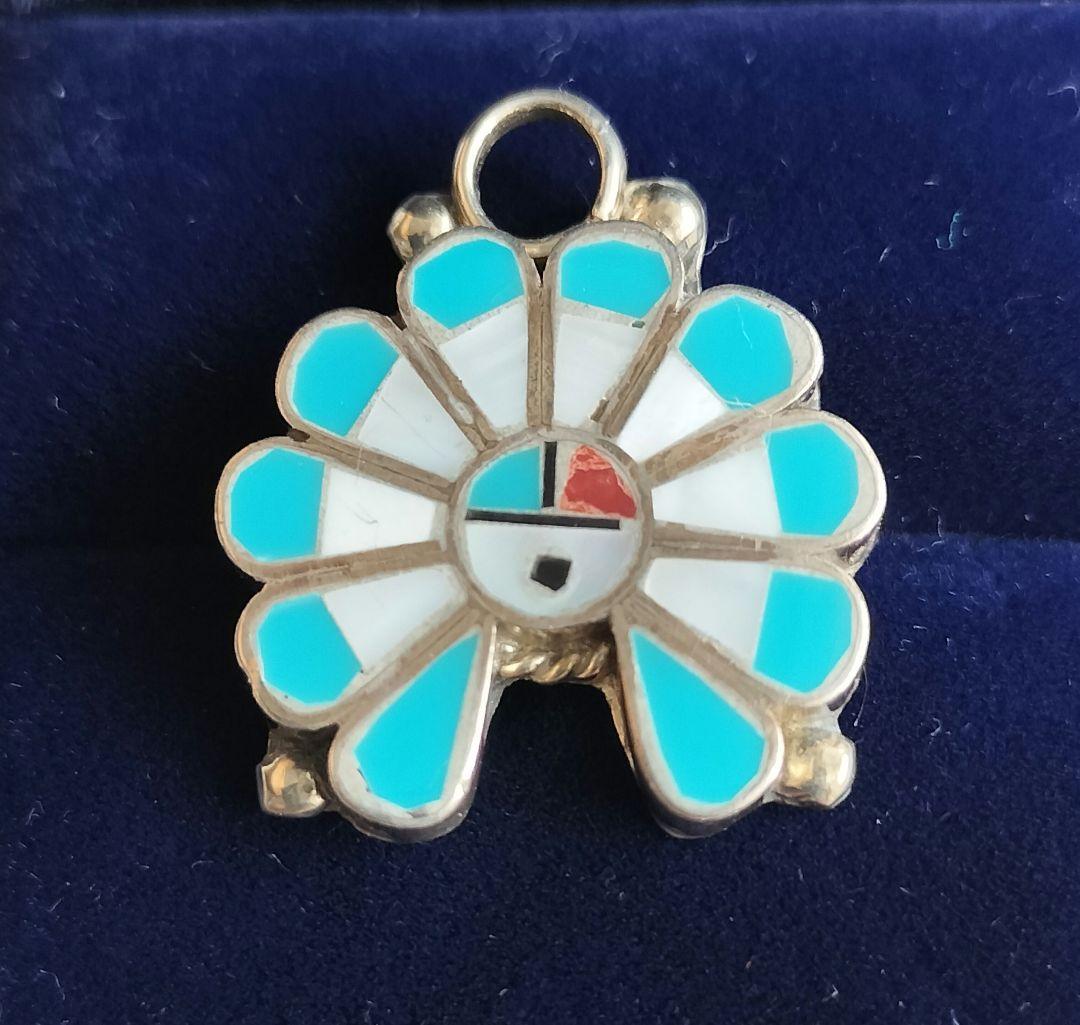 ZUNI ペンダントトップ サンフェイスターコイズシェルインディアン