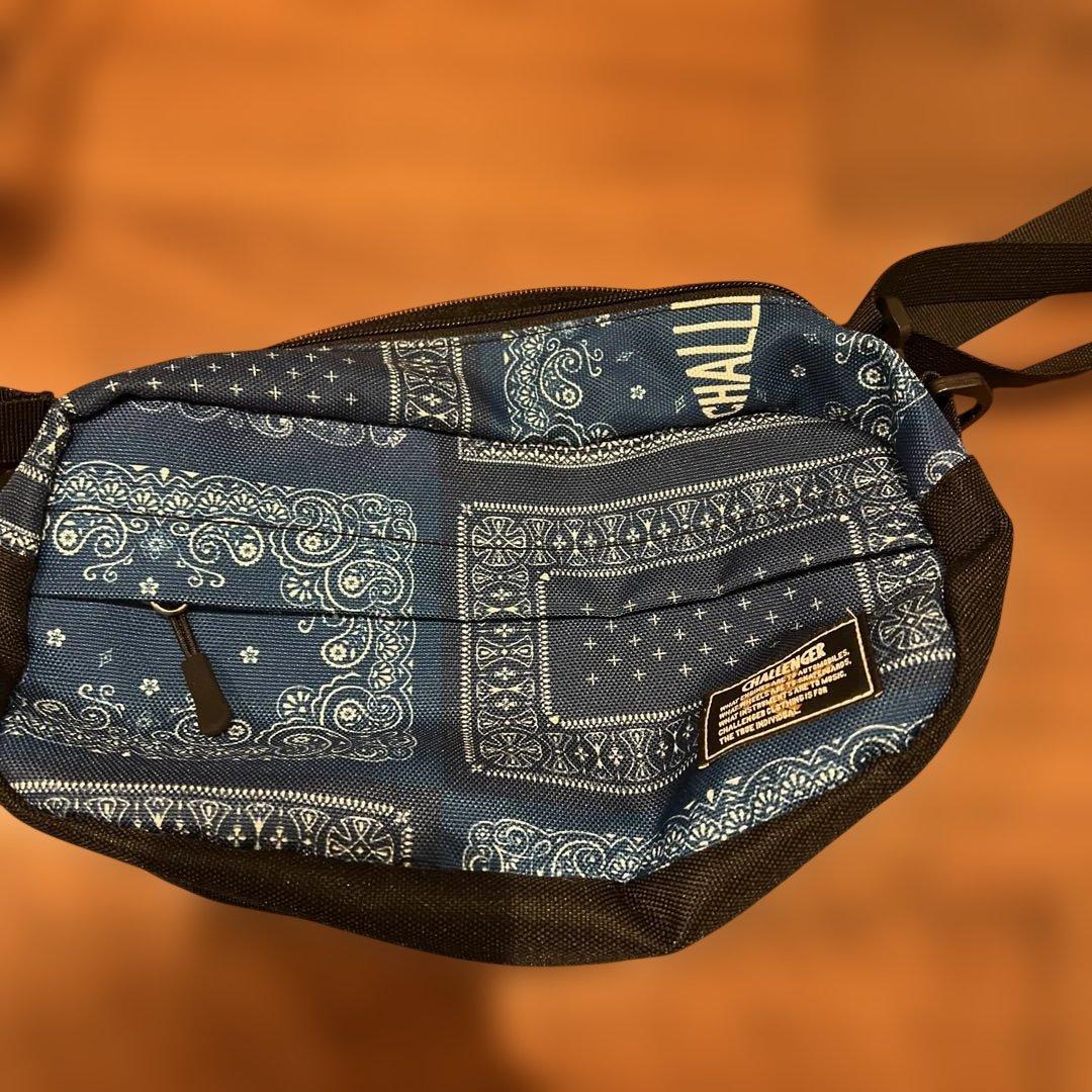 CHALLENGER バンダナ柄 ボディバッグ CHALLENGER / BANDANA SHOULDER POUCH -Navy-