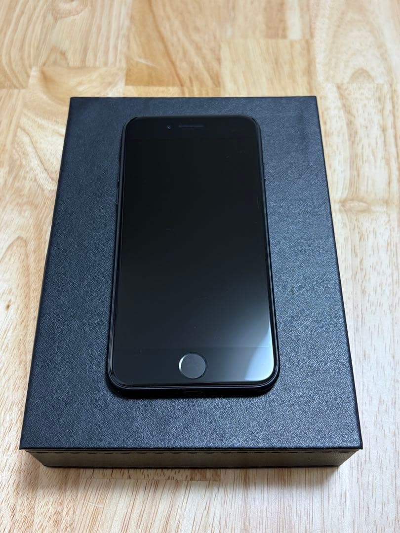 美品　iPhone SE 第二世代　④ Amazon | 【整備済み品】 Apple iPhone SE（第2世代） 256GB (PRODUCT