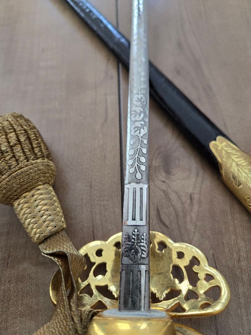 戦前 美品 菊ご紋入り儀礼長剣/刃無し模造刀身 刀緒付き - メルカリ