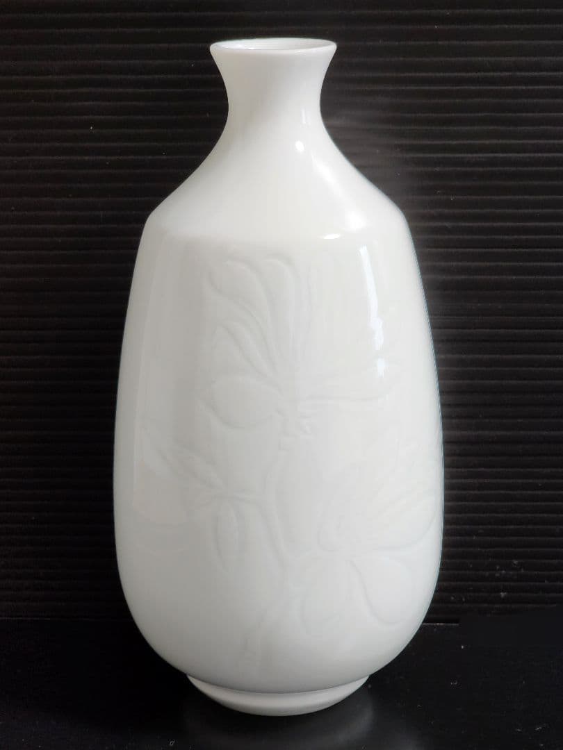 井上康徳 白磁辛夷彫文 小花瓶 高さ：約20.5㎝ 共箱/陶