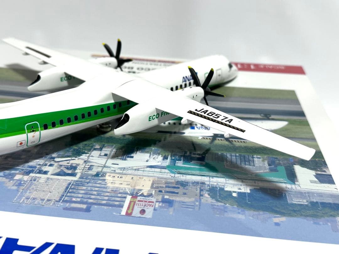 全日空商事 1/100 ANA DHC-8-400 NH11013 台座付き - メルカリ