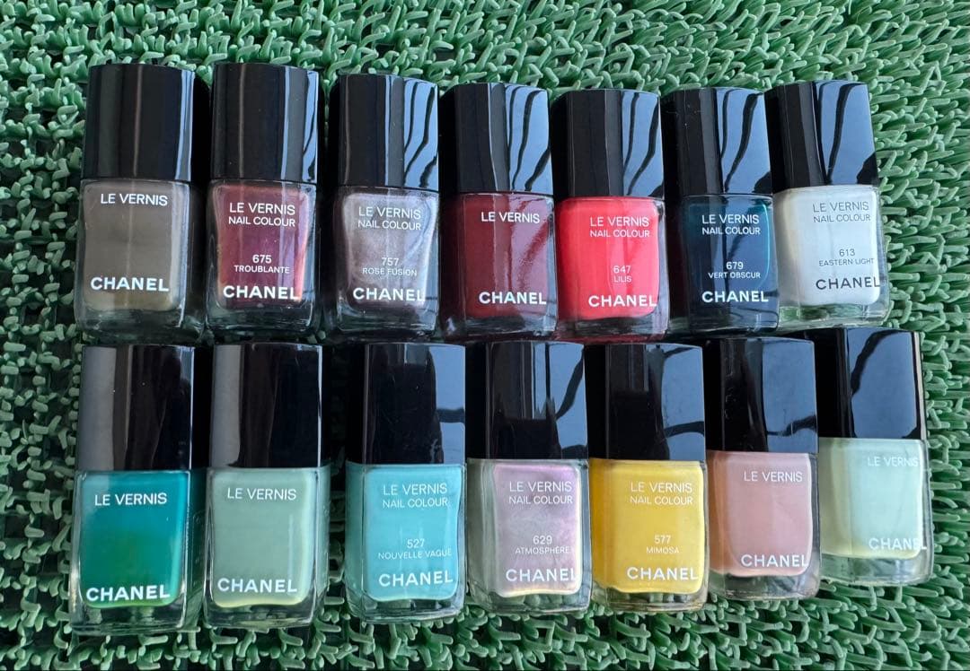 CHANEL各色限定ヴェルニ14色 シャネルの限定色デニムカラーにトライ！ | Vogue Japan