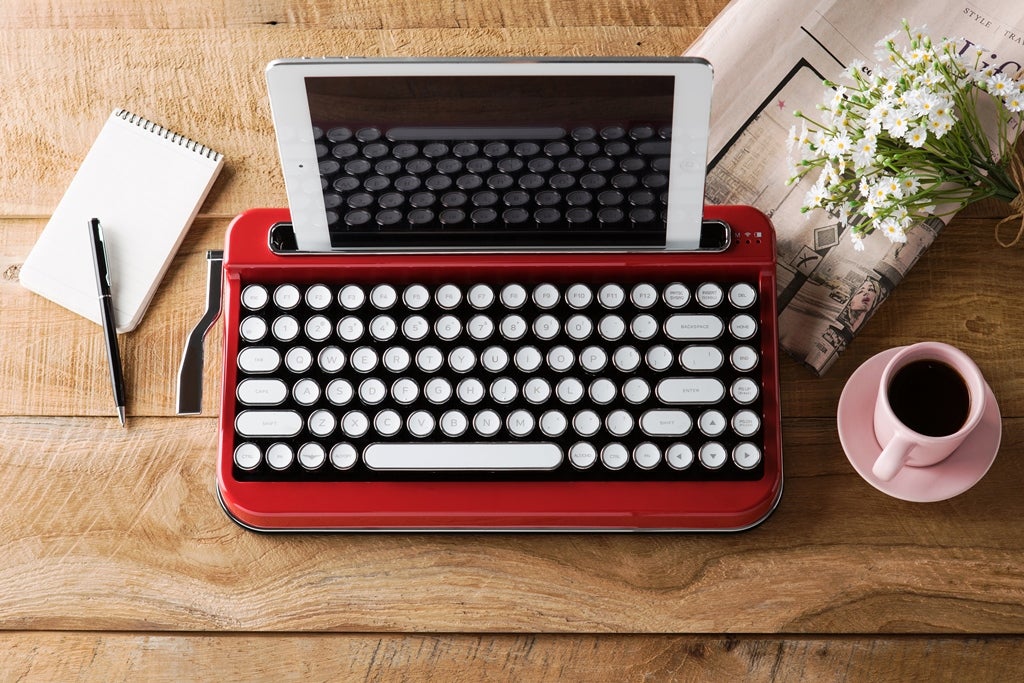 レトロなのにデジタル。タイプライター風ワイヤレスキーボード「PENNA