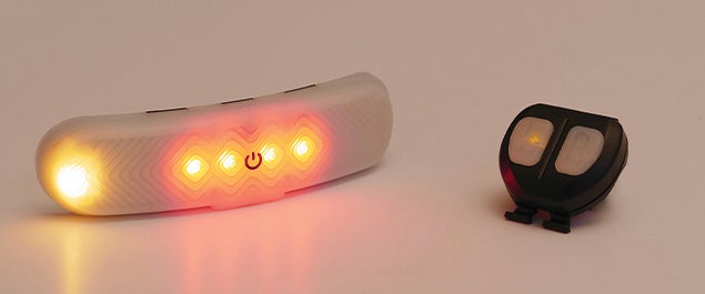 夜道でピカーッ！自転車を安全に！ヘルメットに装着できるウインカー付