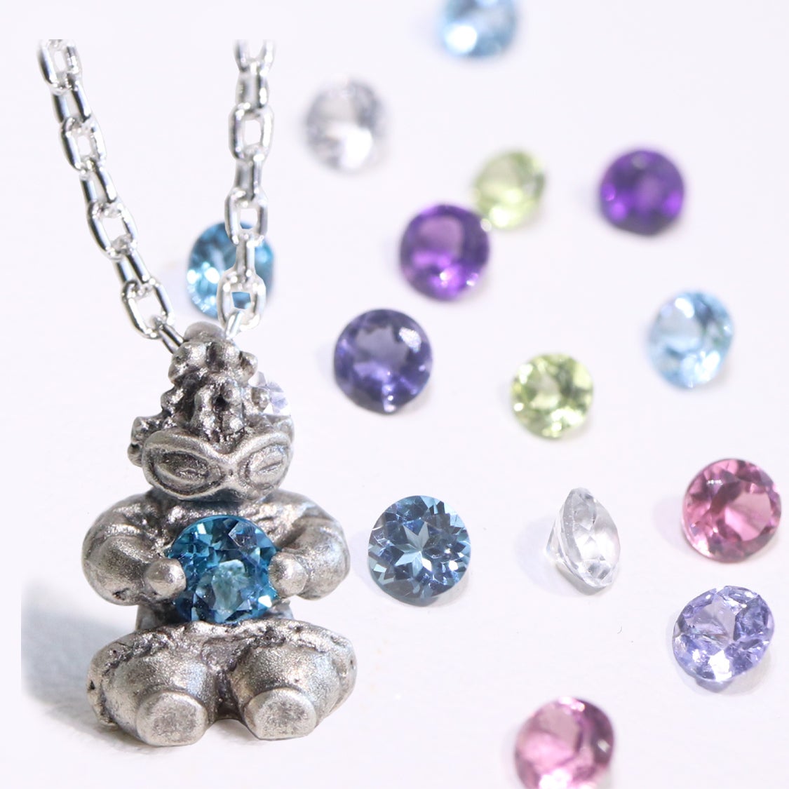 独特の可愛らしさが宿る縄文アート「遮光器土偶」のオブジェと宝石