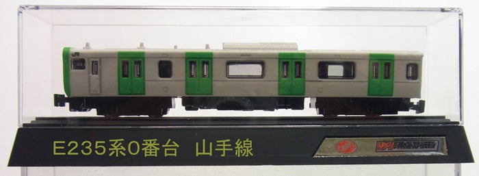 書斎に映えるリアリティ。山手線、総武快速・横須賀線をNゲージ