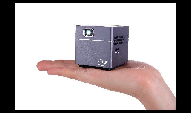 見たいものは、見たい場所で。スピーカー内蔵小型プロジェクターPico