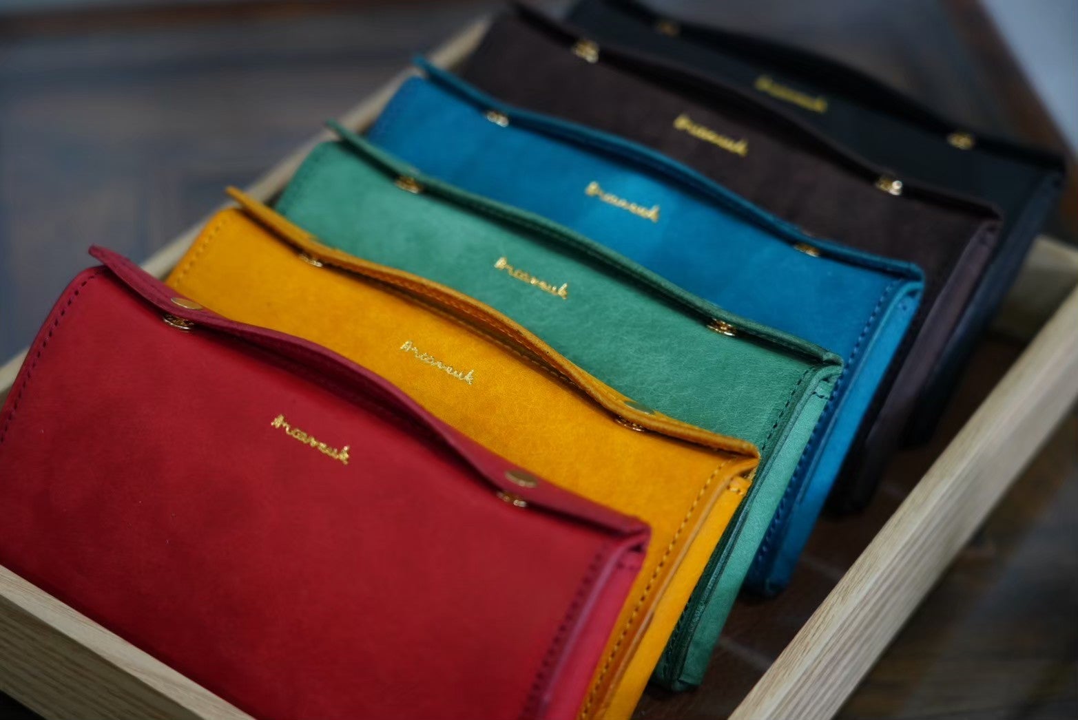 仕切りが動いて使いやすい！ワンタッチで開いてお札サイズの小さな長