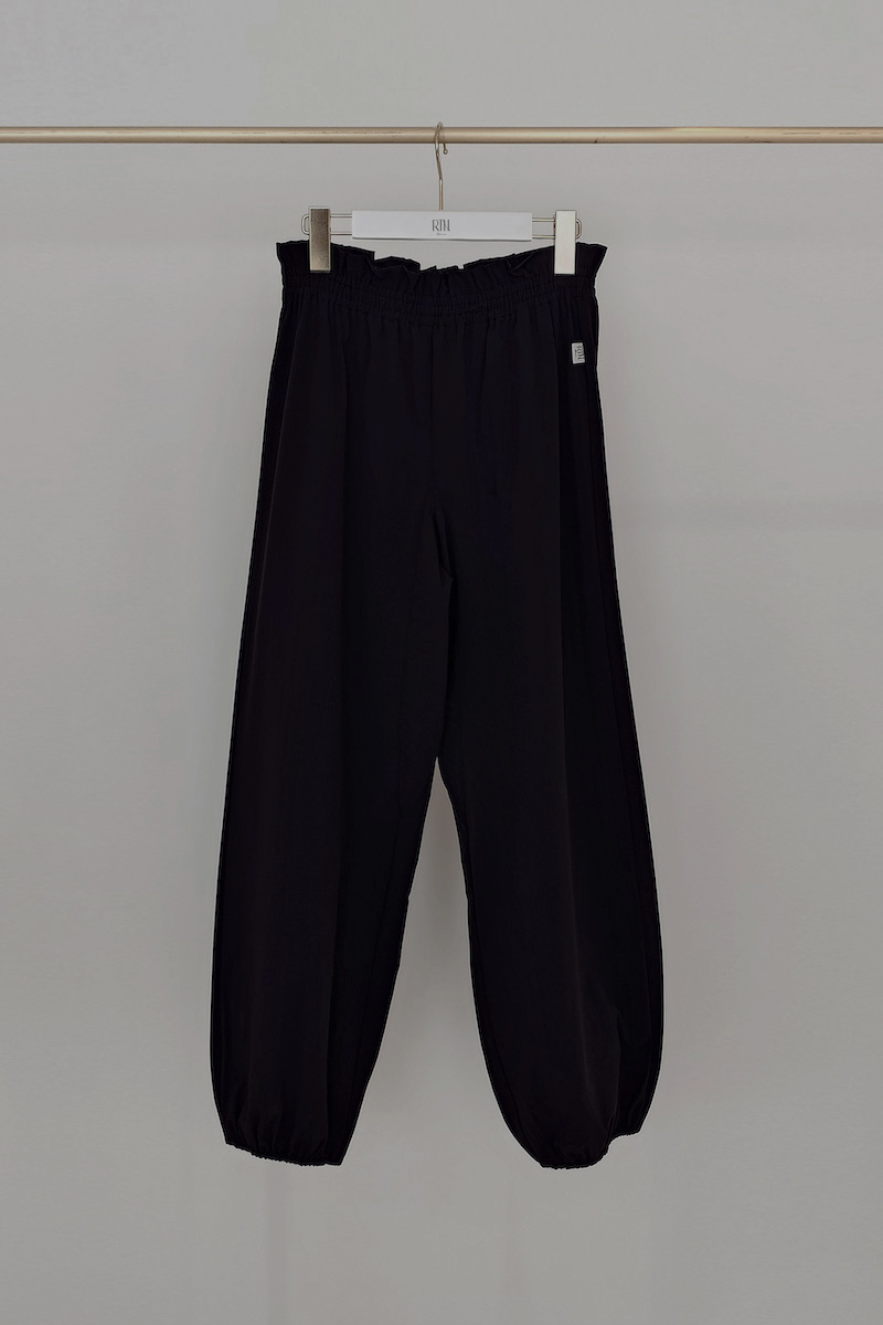stina / Retune. warm up pants / black