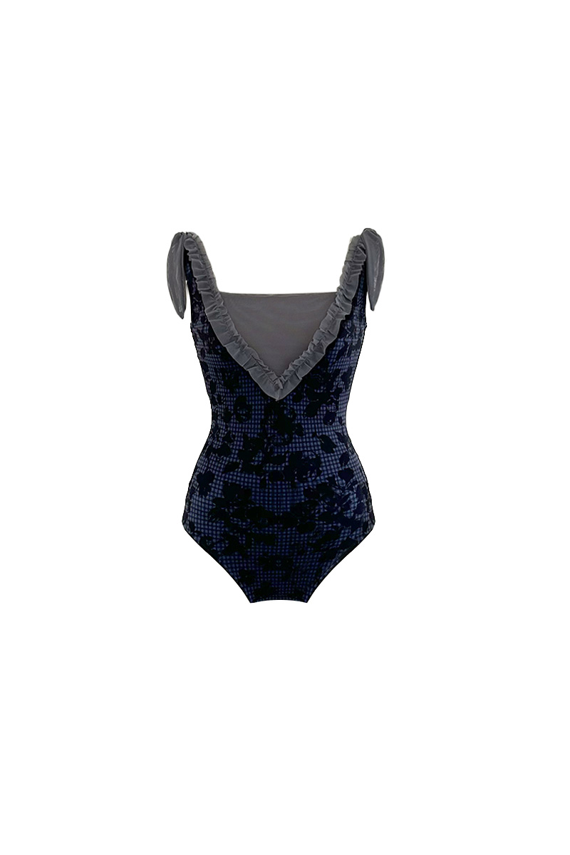 stina / type V lucky / essential black