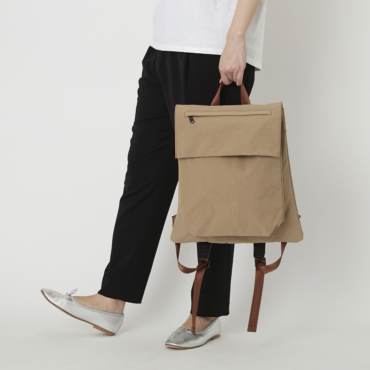 MAISON CANVVAS/軽くて薄い撥水バックパック -雨の日も安心、女性に