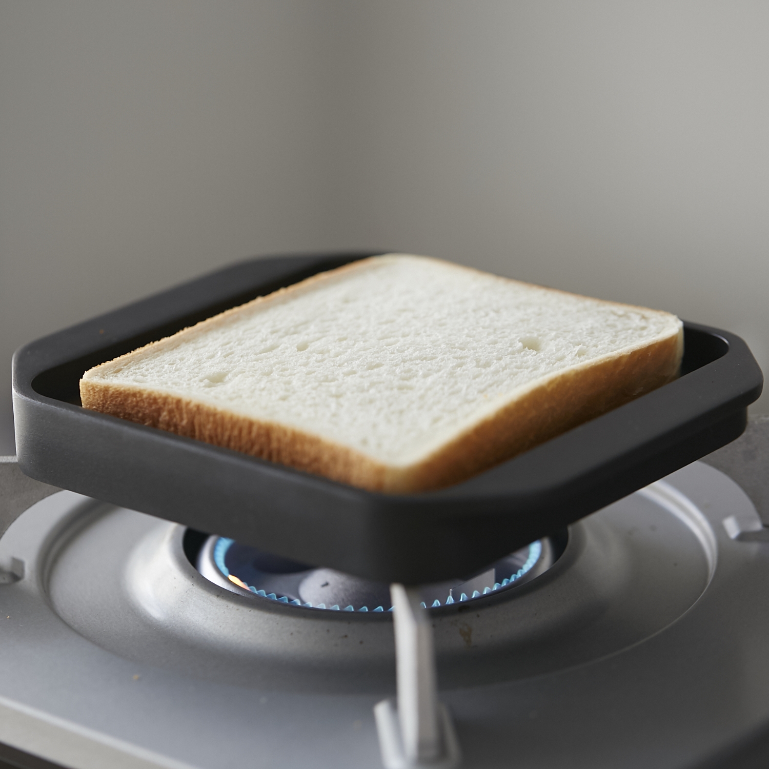 あやせものづくり研究会/Sumi Toaster -炭の力で水分を逃さない、絶品